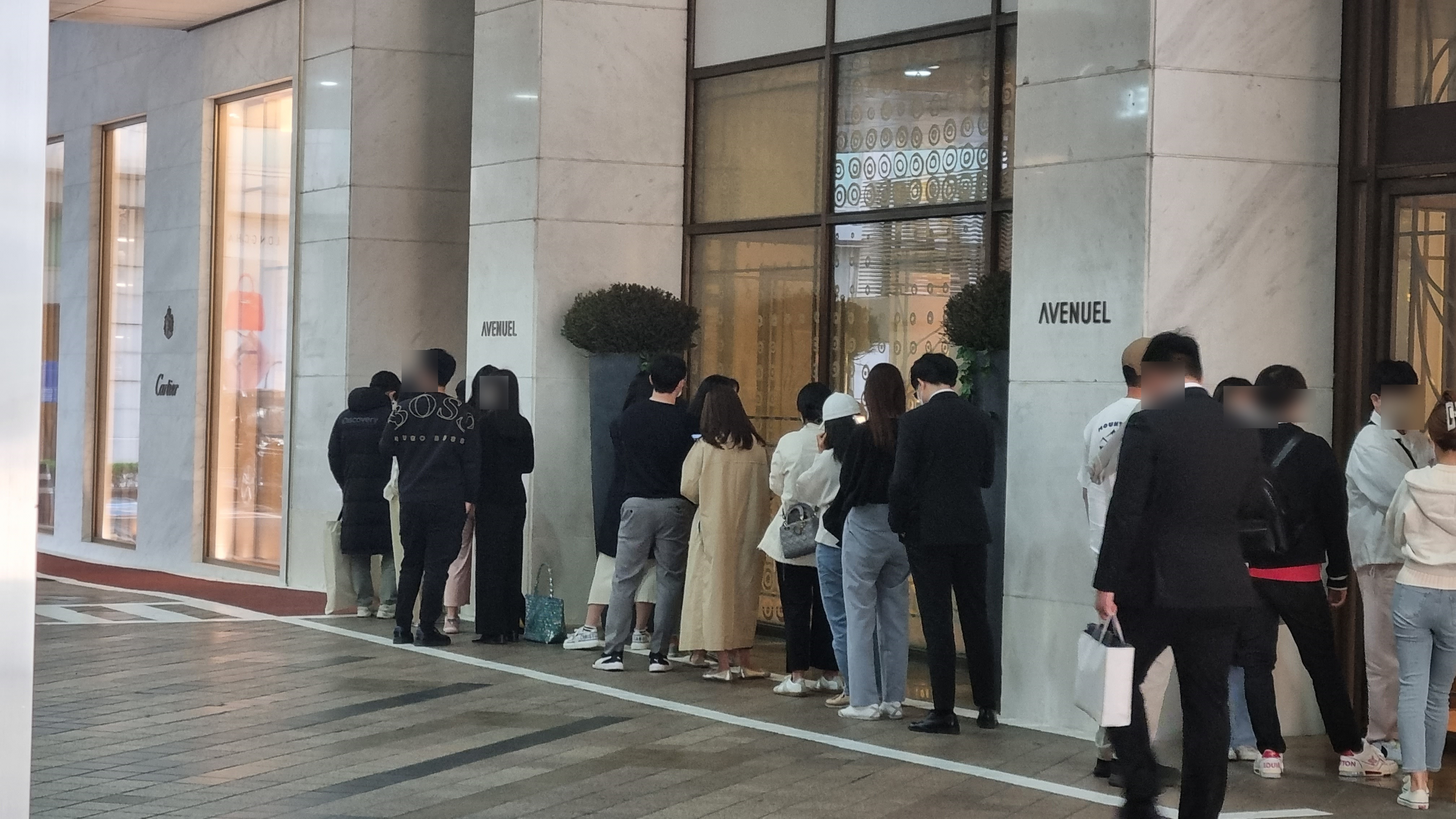 South Koreans turned off by luxury fashion houses' price hikes