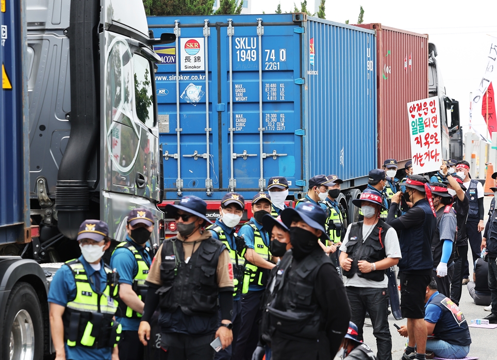 Korean truck drivers end strike as govt agrees to extend wage