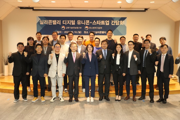 Korea's startups minister meets with LVMH chief at Paris tech show