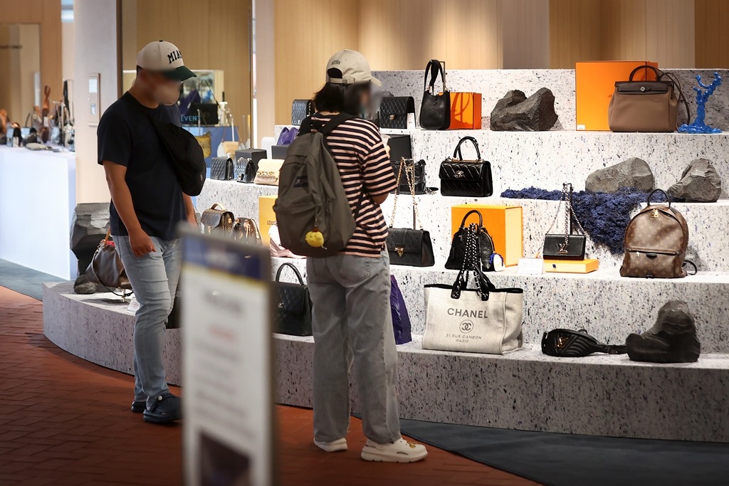 Koreans maintain designer love with used items, 'quiet luxury' - KED Global