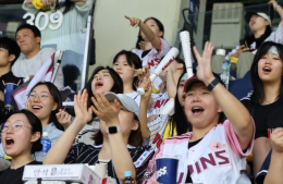 Twentysomething women become mainstream Korean baseball fans