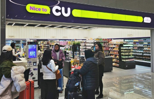 When in S. Korea, it’s a ritual: Foreigners make stops at CU, GS25, 7-Eleven